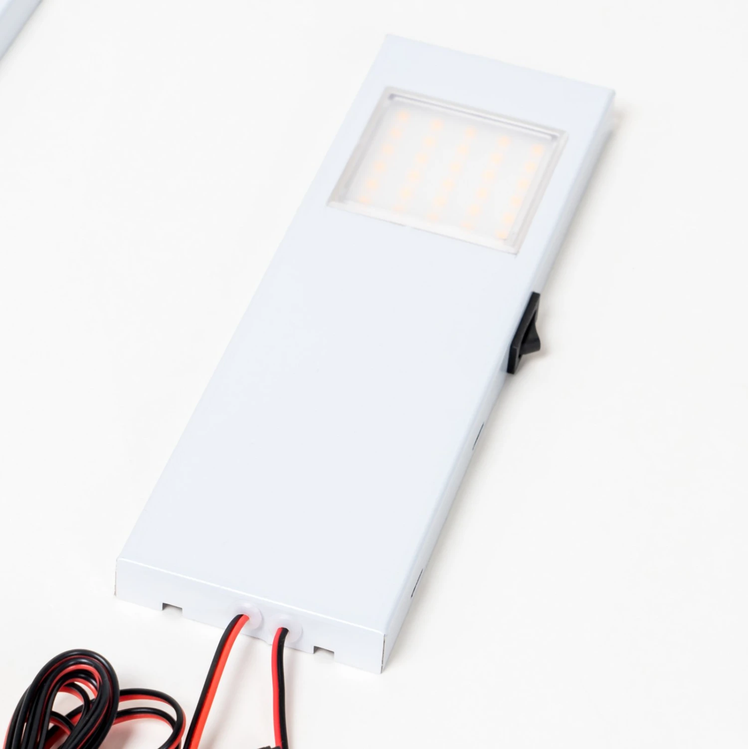 Prios Lorna Lampe Sous Meuble LED Inox 5 pièces 5 Prios Lorna Lampe Sous Meuble LED Inox 5 pièces – Image 3